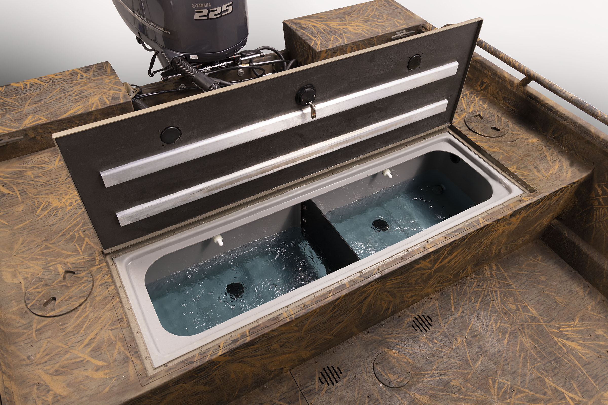 Sportsman 2400 Stern Livewell